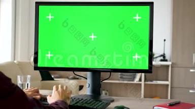 人坐在<strong>电脑</strong>前的侧视图，键盘上输入绿色<strong>大屏幕</strong>模拟色度